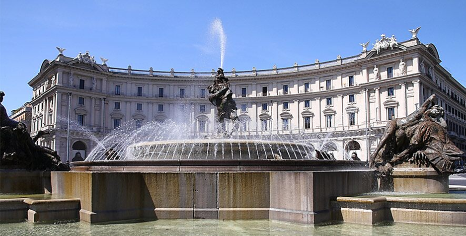 La Plaza de la República (Piazza della Repubblica en italiano), es una de las plazas más importantes y visitadas frecuentemente por los Romanos.
Se le conocía antiguamente como Plaza de la Exedra, ya que el Emperador Diocleciano mandó en la construcción de una exedra (construcción descubierta semicircular con asientos y respaldos).