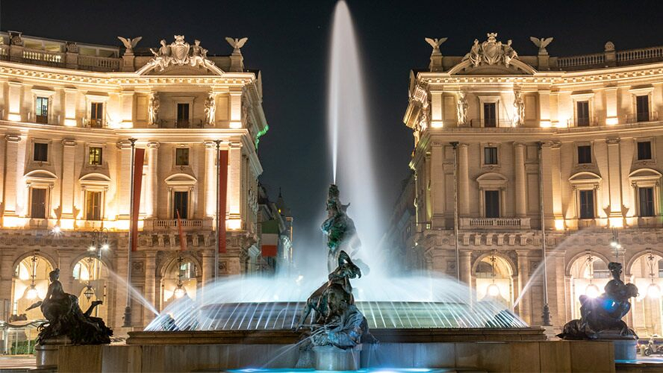 La Fuentes de las Náyades está ubicada en el centro de la Plaza de la República y fue construida en los años de 1870 y 1885 por mandato del Papa Pío IX.
Esta fuente esta compuesta por 4 ninfas que hacen referente a las manifestaciones del agua como los lagos, el océano las aguas subterráneas y los ríos.
