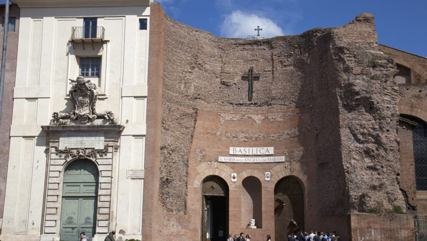 La Basílica Santa Maria de los Ángeles y los Mártires fue diseñada por Miguel Ángel Buonarroti en 1562, donde destaca la línea Meridiana o Clementina en el suelo y se representa los signos zodiacales de las constelaciones.
