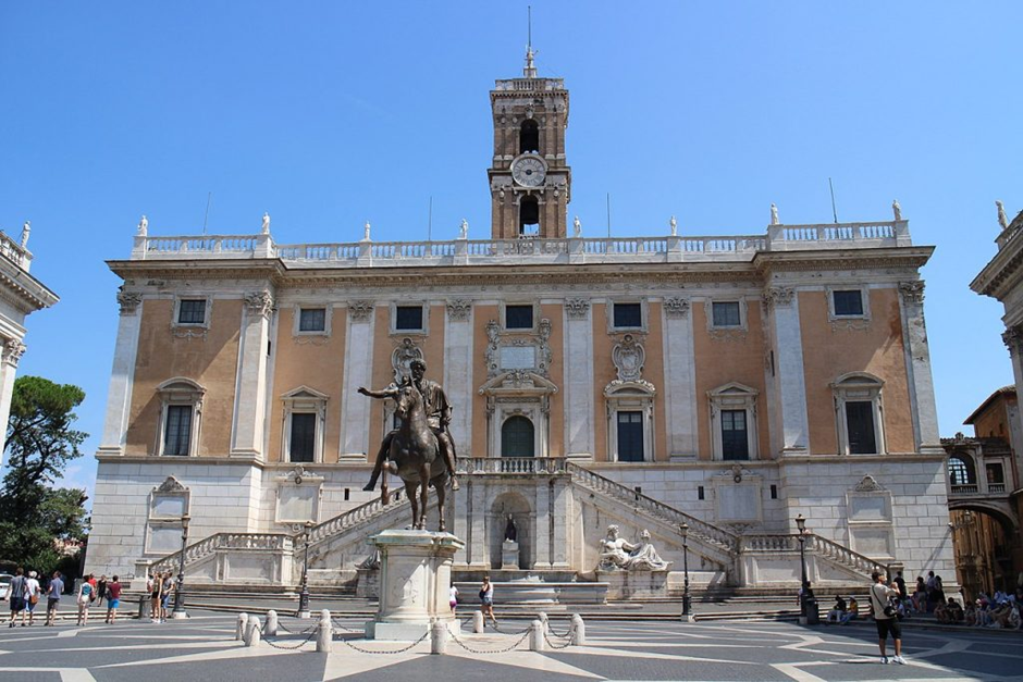La Plaza del Capitolio (Piazza del Campidoglio en italiano) es la primera plaza moderna de Roma gracias a Miguel Ángel.
Se localiza en lo alto de la Colina Capitolina entre el Foro Romano y el Campo de Marte en Roma.
Es también conocida como la Colina Sagrada de la Antigua Roma ya que anteriormente aquí se encontraban el gran templo de Júpiter y otros dioses.