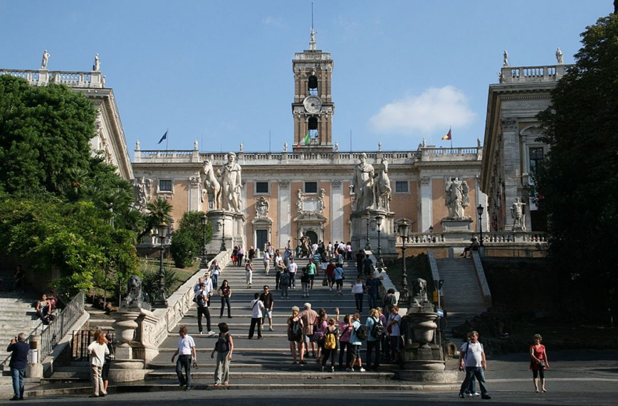 Buonoratti añadió una rampa (escalera) con peldaños amplios llamada la Cordonata.