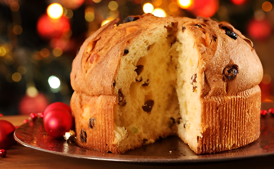 Si deseas viajar a la Ciudad Eterna en tiempos navideños, que no te haga falta probar un auténtico panettone italiano.
Está hecho a base de una masa madre, acompañado de frutas, pasas o chispas de chocolate y tiene forma cilíndrica con una cúpula encima.